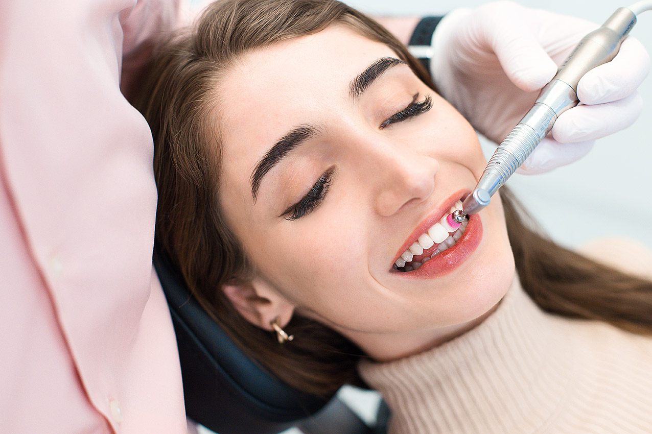 Schnute Berlin - Professionelle Zahnreinigung, die Zähne werden poliert